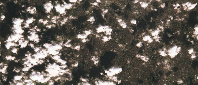 法国首都云端下的巴黎卫星图片图片