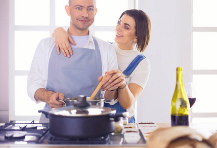 一对夫妇在家里一起在厨房做饭
