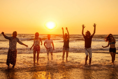 妈妈和小女孩在湖边奔跑,在美丽的阳光下尽情享受