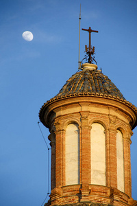 月亮蓝天的瓦伦西亚大教堂图片