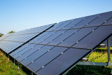 太阳能电池板电站，光伏组件，可再生能源替代电源，太阳能农场