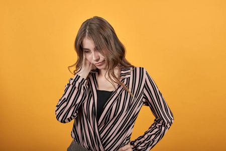 牵引头心情不好的心烦意乱的女孩低头伤心照片