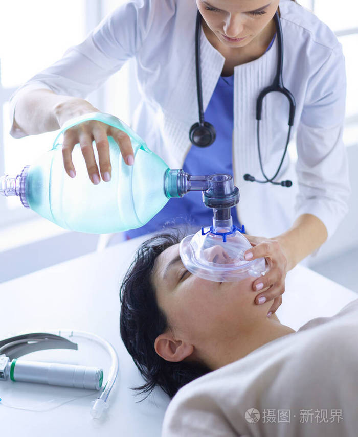 医生在医院里戴氧气面罩