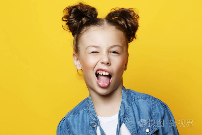 张大嘴巴表情疯狂的小女孩肖像惊讶或震惊的脸