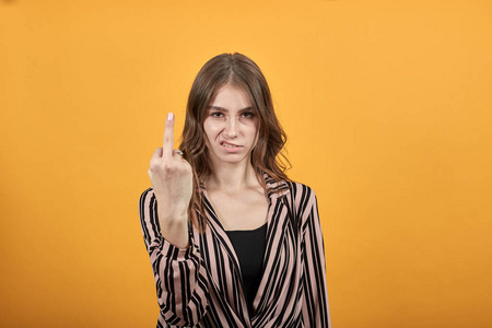 别人像你竖中指图片