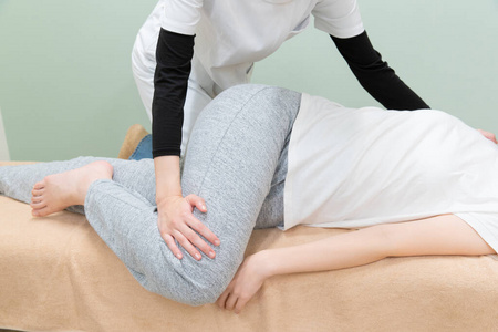女性患者髋关节问题盆腔腰带标记的图表医生物理治疗师协助男性患者