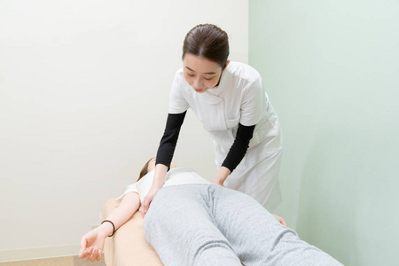 女性患者髋关节问题盆腔腰带标记的图表医生物理治疗师协助男性患者