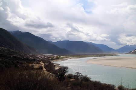 自然 旅游业 夏天 风景 反射 领域 小山 旅行 全景图