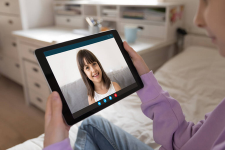 女孩和小朋友在视频通话中玩得很开心照片