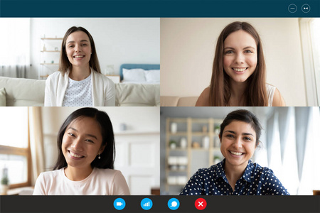 多种族快乐的女朋友在视频通话中聊得很开心照片