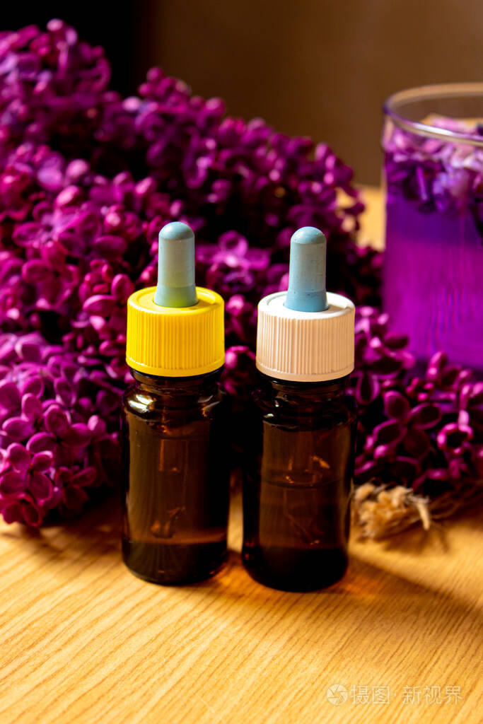 小瓶子里的丁香油选择性聚焦