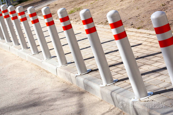 在沥青路上用塑料柱和反光颜料做成的障碍物危险概念