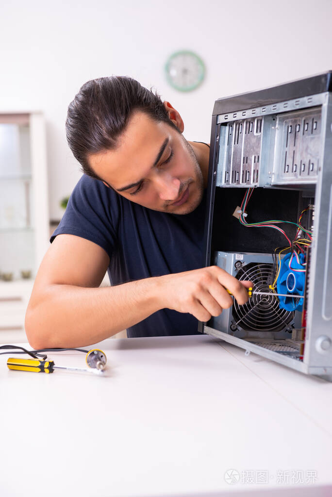 年轻人在家修电脑照片-正版商用图片2cxutz-摄图新视界