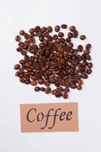 咖啡豆堆和咖啡字纸。