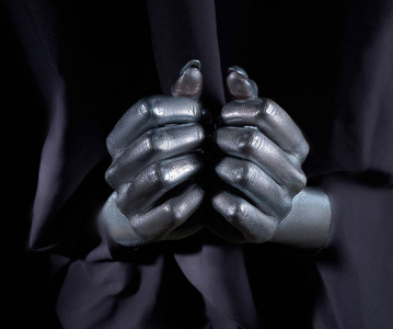 涂的铁背景两个漂亮的男人在黑色背景上涂着银漆照片