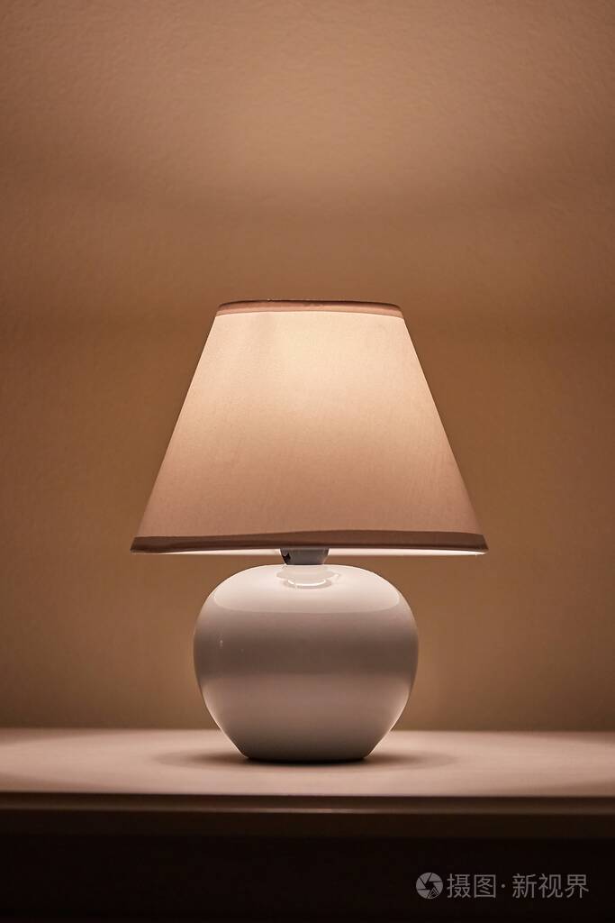 床头柜上的灯