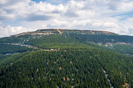 山谷 夏天 森林 全景图 草地 天空 乡村 丘陵 小山 风景