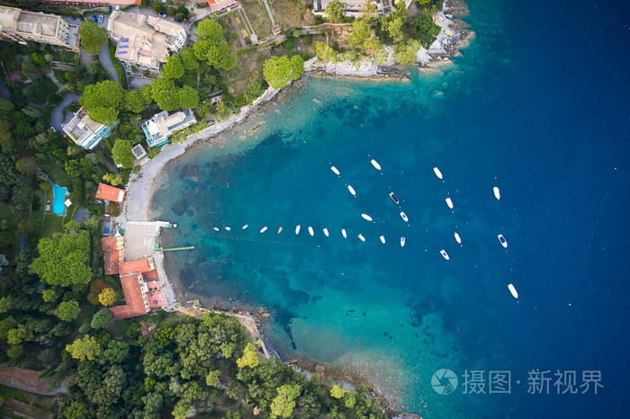 利古里亚海海岸线的俯视图蓝绿色的海水中间有白色游艇和小船靠近