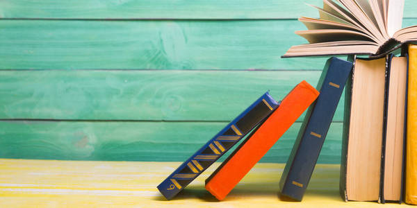 书籍堆放图片-书籍堆放素材-书籍堆放插画-摄图新视界