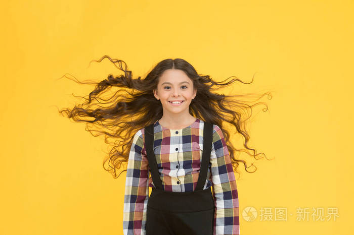 你的头发真漂亮快乐的长发卷发的孩子黄底飞发的小孩小女孩的学校模样