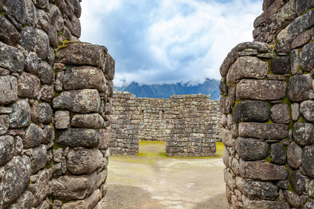 在秘鲁马丘比丘古城的城墙之间。