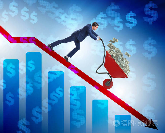 商人推着手推车走下坡路