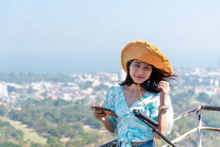 旅游业 旅行者 智能手机 夏天 闲暇 目的地 帽子 美女