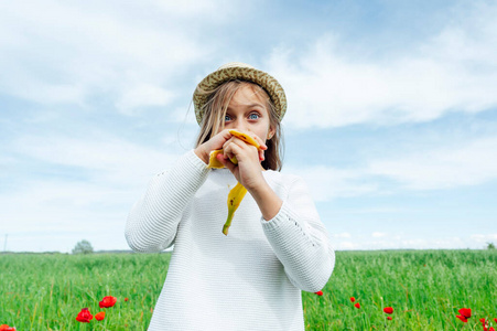 女孩 面对 肖像 香蕉 食物 男孩 白种人 领域 苹果 漂亮的