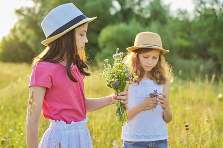 外部 女孩 夏天 享受 自然 草地 假日 行走 白种人 季节