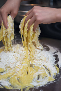 营养 小麦 蛋糕 特写镜头 女人 食物 烹调 自制 桌子