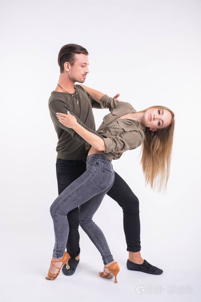美女情侣跳社交舞kizomba或bachata或semba或taraxia白色背景社交舞蹈