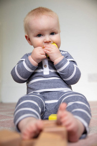 一个可爱的小男孩在玩木块。婴儿学习与发展