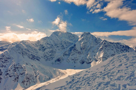 自然 国家的 风景 高的 岩石 滑雪 阿尔卑斯山 森林 美丽的