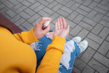 手指 喷涂 女孩 冠状病毒 瓶子 酒精 街道 卫生 大流行