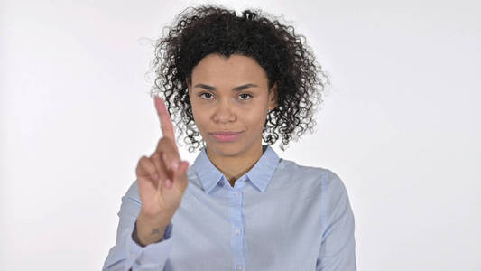 年轻的非洲女人说不,用手指做手势,白底照片