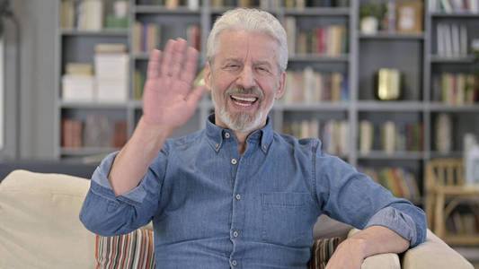 老大爷老大爷对着镜头挥手的画像照片