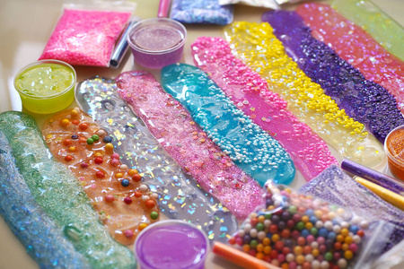 how to make fluffy slime at home, close up view. 照片