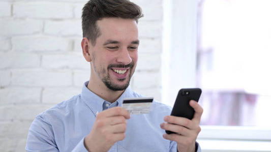 年轻人智能手机网购图片