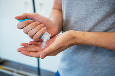 地铁列车内男子洗手涂酒精凝胶清洗除菌照片