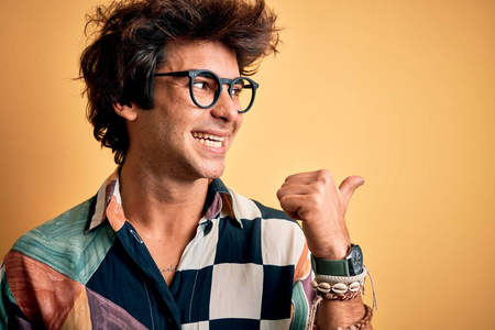 广告 手指 时尚 发型 西班牙裔 产品 微笑 肖像 衬衫