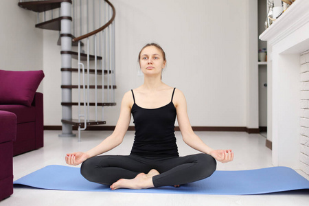 瑜伽 训练 女人 冥想 女孩 成人 身体 休息 普拉提 健身房
