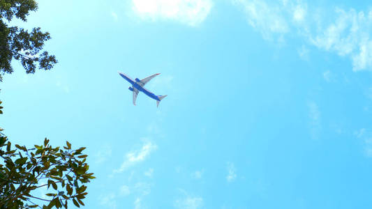 自下而上的景色。飞机在蓝天白云中飞翔。