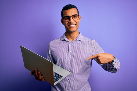 手势 非洲 计算机 紫色 浏览 标记 牙齿 笔记本电脑 乐观的