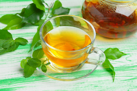 绿色木质背景的红茶。闭合。