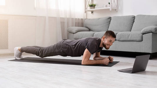 辅导行年轻人在家上网辅导做平板运动照片