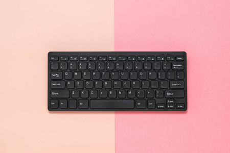 黑色无线键盘，粉红色和红色背景。