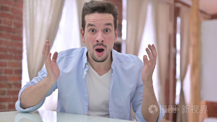 心烦意乱的年轻人在家里大吃一惊