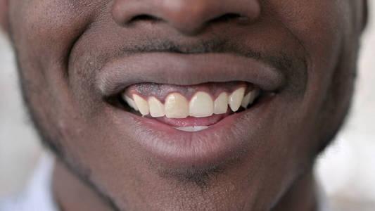 微笑的非洲男人的嘴特写