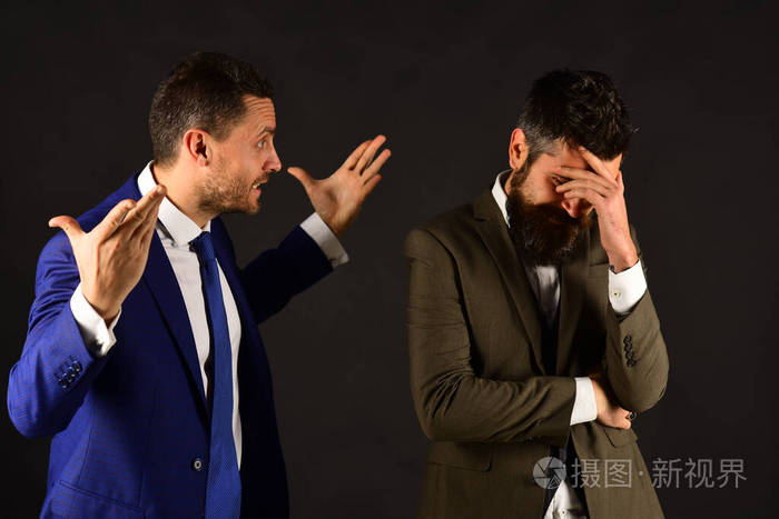 穿着经典西装的大男子主义者有商业上的争论