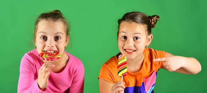 治疗和糖果概念。孩子们吃大的五颜六色的甜焦糖。